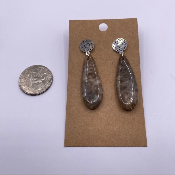 Earthy Tone Agate Hanging Teardrop Lacy Studded Back Earrings - Picture 3 of 4